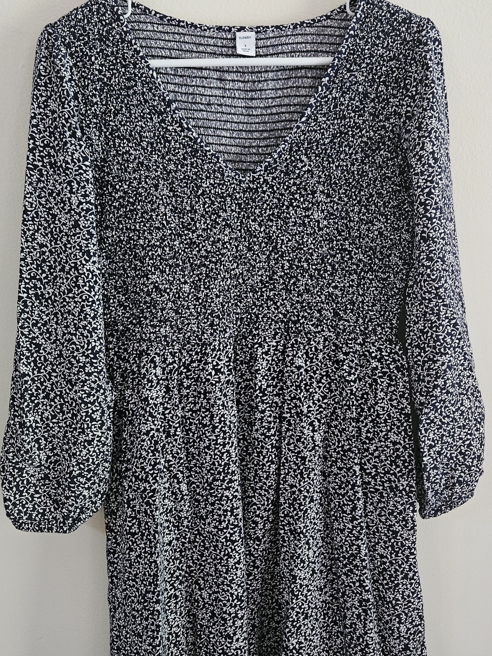 Old Navy Black and White Long Sleeve V-Neck Dress. Summer Farmers Market, Casual